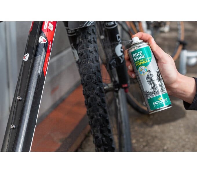 Motorex Bike Shine in use
